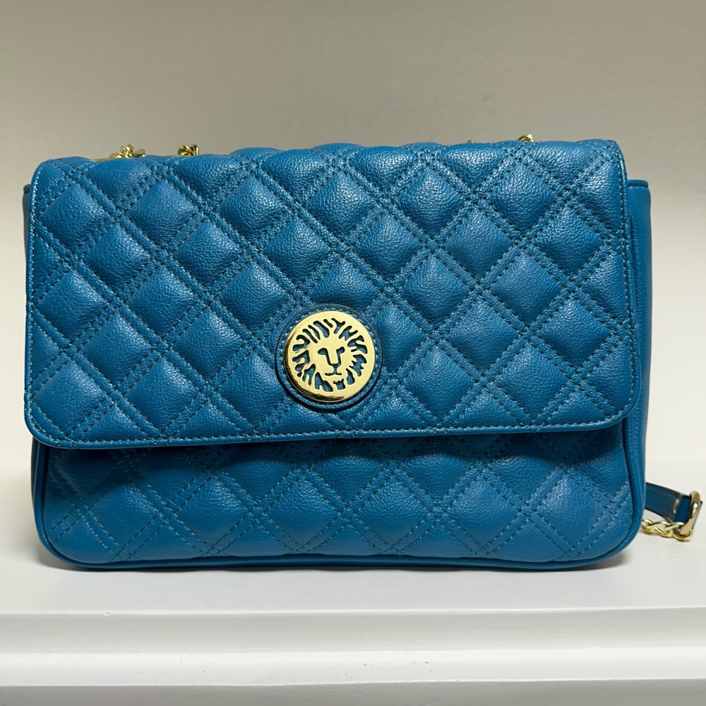 Designer inspired Anne Klein vintage flap bag in great condition

Teal blue